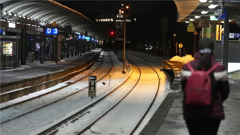 Der Verkehr auf Schienen war weiterhin beeinträchtigt.