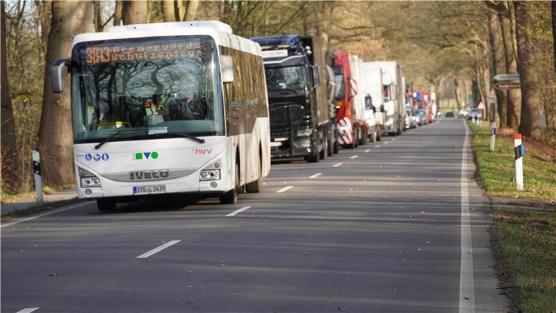 B74 gesperrt: Frauen nach Unfall schwer verletzt Der Verkehr auf der Bundesstraße staute sich lang.
