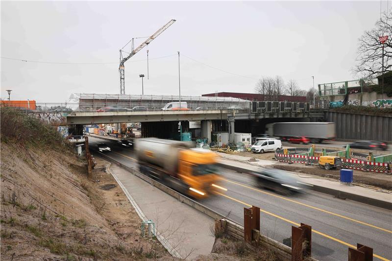 Der Verkehr fließt auf der A7 unter der Brücke Behringstraße kurz vor dem Elbtunnel. Foto: dpa