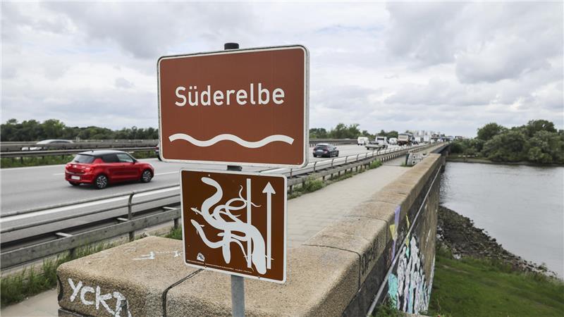 Der Verkehr fließt auf der Autobahn A1 über die Süderelbbrücke. 