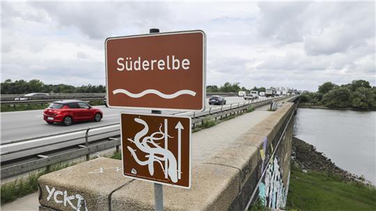 Der Verkehr fließt auf der Autobahn A1 über die Süderelbbrücke. 