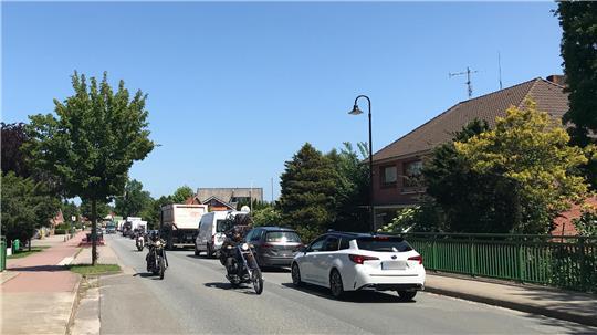 Der Verkehr in Wischhafen staut sich bis zur Ortsmitte zurück.