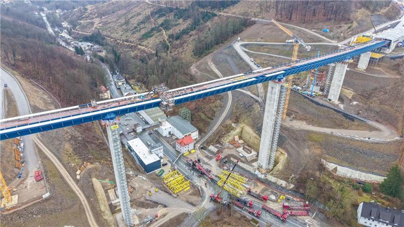 Verkehr auf neuer A45-Rahmede-Brücke könnte früher anrollen Der Verkehr kann wohl eingeschränkt wieder früher rollen als geplant. (Archivbild)