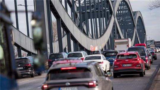 Der Verkehr staut sich am Morgen im Hamburger Stadtteil Veddel auf den Elbbrücken.