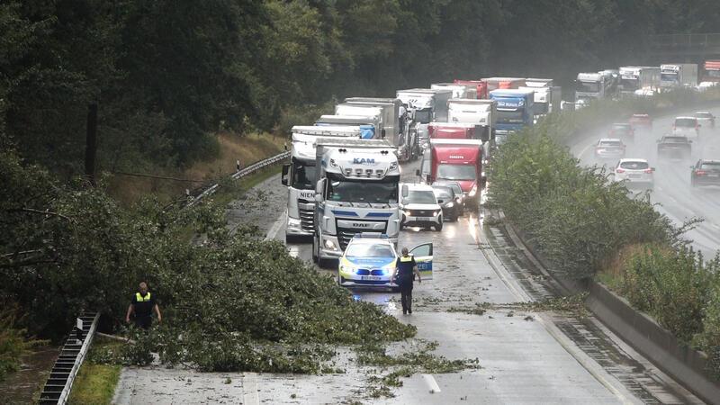 Schwere Gewitter im Kreis Stade – Unfälle im Nachbarkreis Der Verkehr staut sich hinter einem umgestürzten Baum, der die Fahrbahn der Autobahn 27 blockiert.