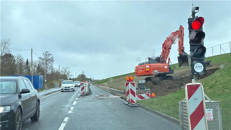 Der Verkehr wird auf der K39 in Hinterbrack halbseitig an der Sielbaustelle vorbeigeführt.