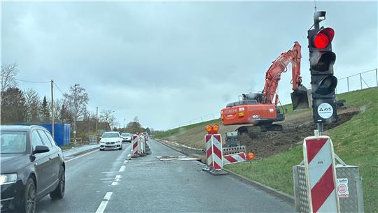 Der Verkehr wird auf der K39 in Hinterbrack halbseitig an der Sielbaustelle vorbeigeführt.