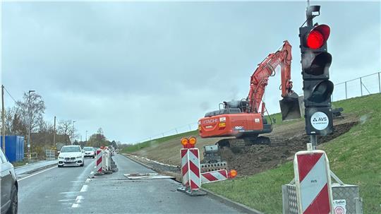 Der Verkehr wird auf der K39 in Hinterbrack halbseitig an der Sielbaustelle vorbeigeführt.