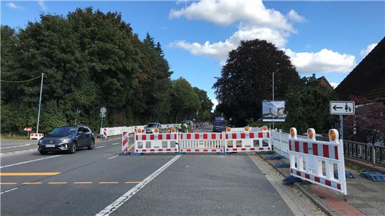 Der Verkehr wird derzeit einspurig an der B73-Baustelle in Düdenbüttel vorbeigeleitet.