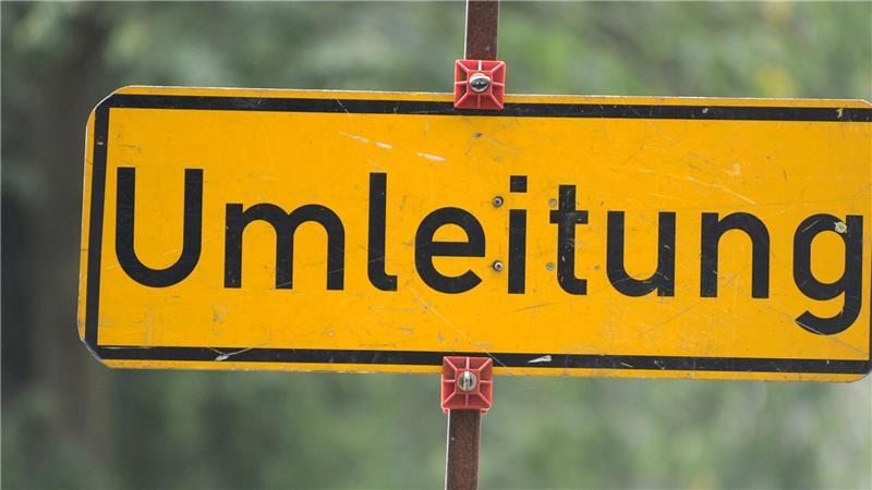 Der Verkehr wird um die unterspülten Straßen gelenkt. (Symbolbild)