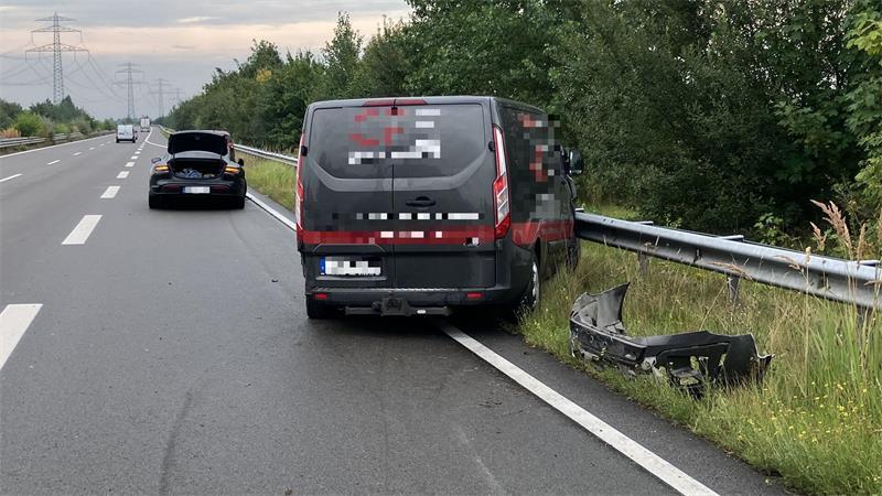 Der Verkehr wurde anschließend über den Überholfahrstreifen an der Unfallstelle vorbeigeführt.