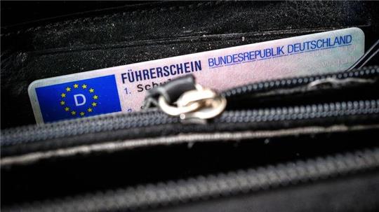Der Verkehrsausschuss im EU-Parlament spricht sich für regelmäßige medizinische Untersuchungen für Autofahrer aus. Noch ist unklar, ob das kommt. (Illustration)