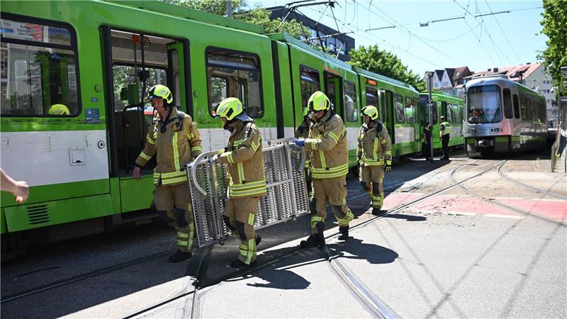 Stadtbahnen stoßen zusammen ‒ Zweistellige Zahl Verletzter Der Verkehrsunfalldienst der Polizei Hannover war bereits vor Ort und begann mit den Ermittlungen zur Unfallursache.