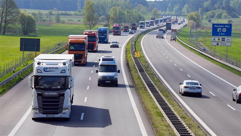 Der Verkehrsverband VDV lehnt den vermehrten Einsatz von sogenannten Lang-Lkw in Deutschland ab. (Archivbild).