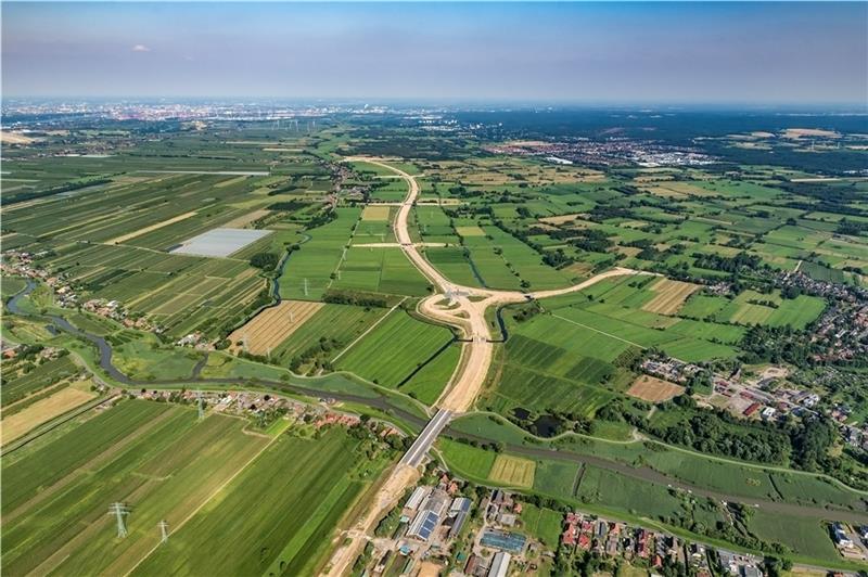 Der Verlauf der A-26-Trasse ist anhand des Sanddamms schon sehr gut erkennbar, ebenso die Abfahrt für Buxtehude. Ob diese an die Rübker Straße angeschlossen wird, darüber wird die Justiz befinden müssen. Foto: Martin Elsen