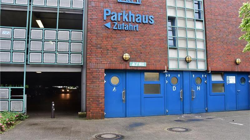 Der Verletzte lag an einer Ecke des Parkhauses am Stader Bahnhof.