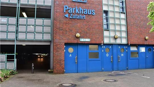 Der Verletzte lag an einer Ecke des Parkhauses am Stader Bahnhof.