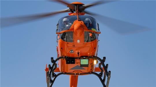 Der Verletzte wurde mit einem Hubschrauber in ein Krankenhaus geflogen. (Symbolbild)