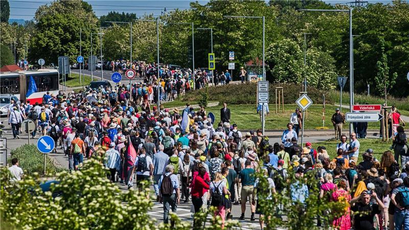 Der Versöhnungsmarsch folgt in umgekehrter Reihenfolge dem Brünner Todesmarsch, bei dem rund 27.000 Deutsche nach dem Zweiten Weltkrieg aus Brünn vertrieben wurden.