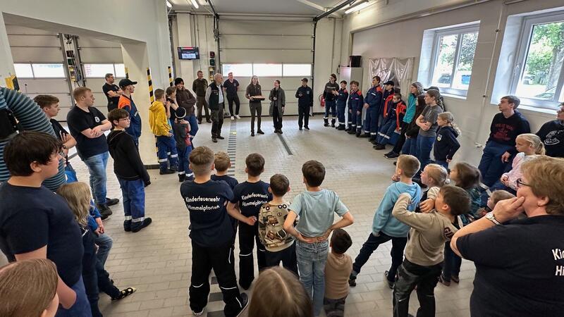 Kinder- und Jugendfeuerwehren nehmen teil an der „Woche der Natur“ Der Versuch Miniwaldbrand: Mitglieder der Kinder- und Jugendfeuerwehr und Landesforst-Mitarbeiter im Gerätehaus in Himmelpforten.