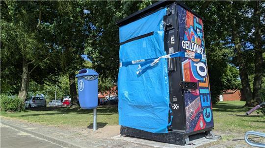 Ein Snackautomat in Drochtersen ist mit einem Absperrband der Polizei versehen.