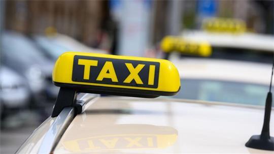 Der Versuch zu Festpreisen bei Taxifahrten in Hamburg ist ausgewertet. (Archivbild)