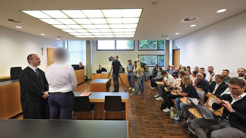 Der Verteidiger (links) des Polizisten hatte eine Strafe von unter einem Jahr auf Bewährung gefordert. 