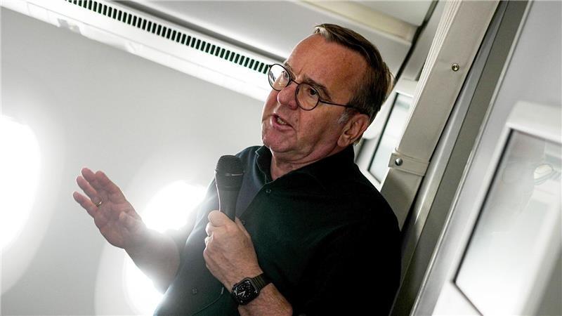 Der Verteidigungsminister auf dem Weg zu seinem ersten Besuch in Washington, seit Donald Trump US-Präsident ist.