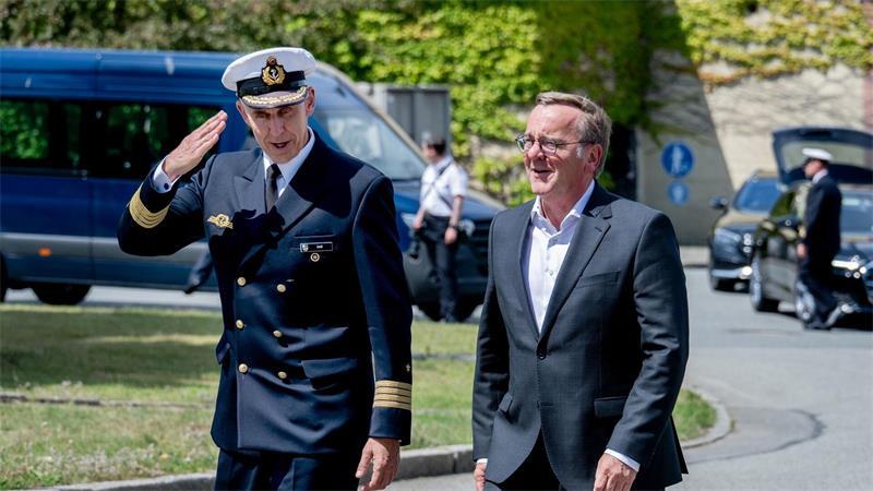Der Verteidigungsminister rechnet in zwei bis drei Monaten mit einer Entscheidung zum Marinehafen.