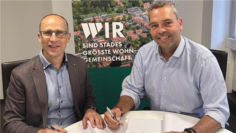 Wohnungen und ein Gewerbehof: Was Lindemann in Stade plant Der Vertrag ist unterschrieben: Dr. Christian Pape von der Wohnstätte (links) und Friedrich Witt von der Lindemann-Gruppe arbeiten zusammen.