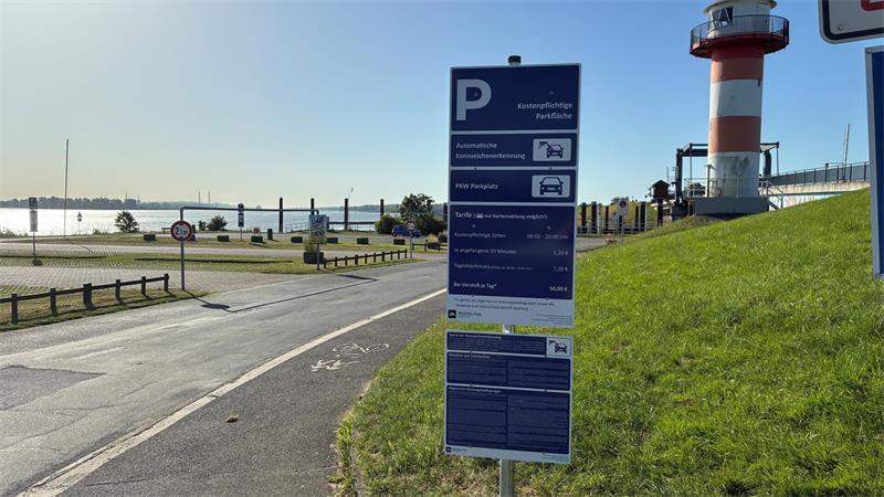 Parken ohne Schranken am Lühe-Anleger – Das ist neu Der Verzicht auf Tickets spart Papier, Müll und Kosten ein.
