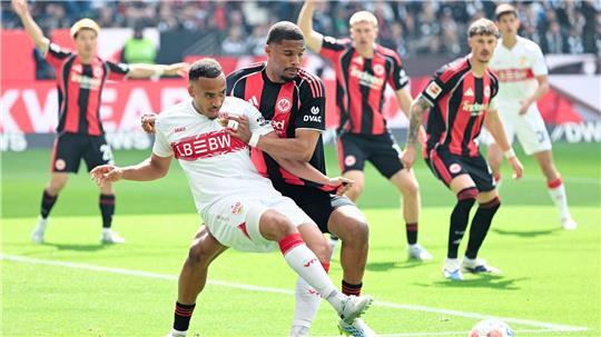 Der VfB Stuttgart um Jamie Leweling (l) sicherte den Champions-League-Platz bei Eintracht Frankfurt ab.