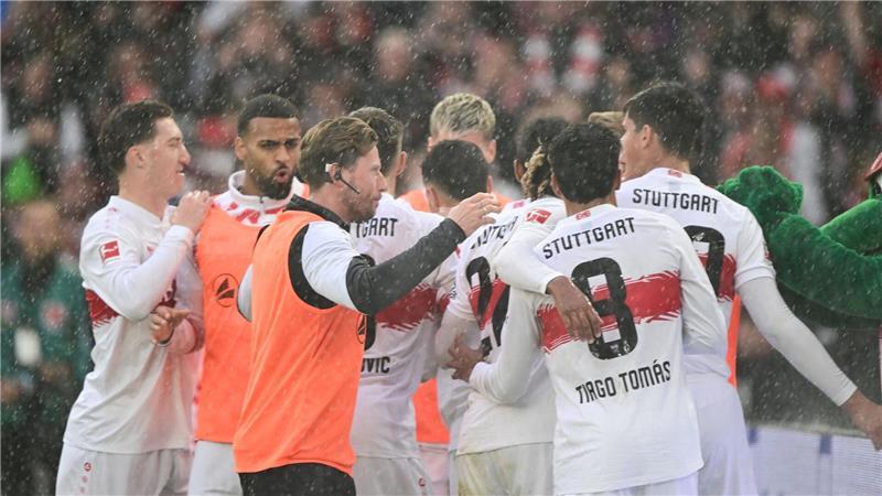 „Goldenes Tor“ von El Khannouss: VfB springt auf Platz vier Der VfB jubelte kollektiv über den Treffer von Bilal El Khannouss.