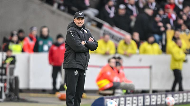 Der VfB und Trainer Sebastian Hoeneß sind im Pokal in Kiel zu Gast.