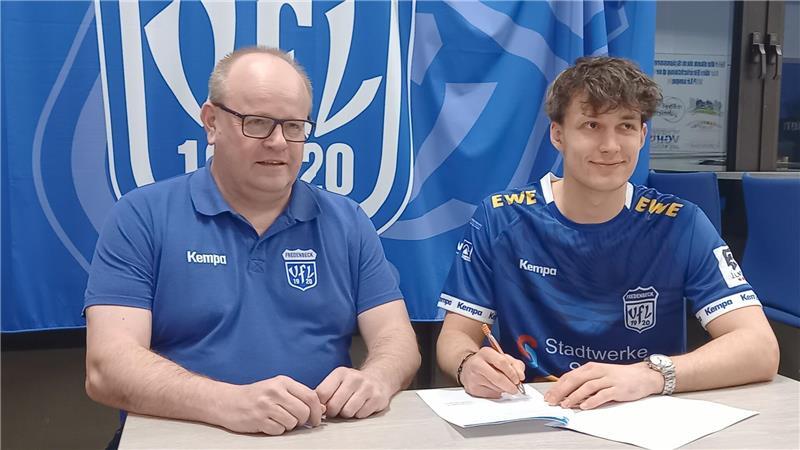 Der VfL Fredenbeck hat einen neuen Rückraumspieler verpflichtet: Handballchef Lars Müller (links) und Neuzugang Ben Lewermann unterzeichnen den Vertrag.