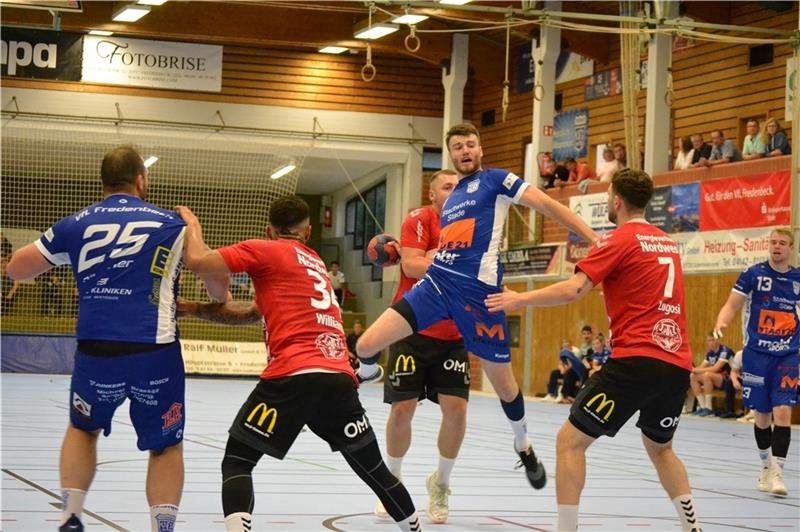 VfL Fredenbeck unterliegt Titelfavoriten TV Cloppenburg Der VfL Fredenbeck um Daniel Sharnikau hat zu viele Chancen vergeben. Foto: Potreck
