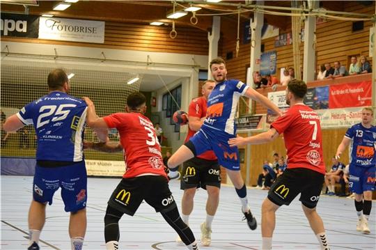 Der VfL Fredenbeck um Daniel Sharnikau hat zu viele Chancen vergeben. Foto: Potreck