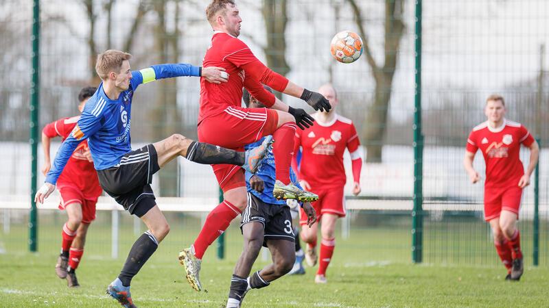 Der VfL Güldenstern Stade II und der Deinster SV lieferten sich in der Fußball-Kreisliga ein packendes Duell.