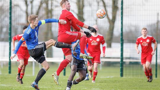 Der VfL Güldenstern Stade II und der Deinster SV lieferten sich in der Fußball-Kreisliga ein packendes Duell.