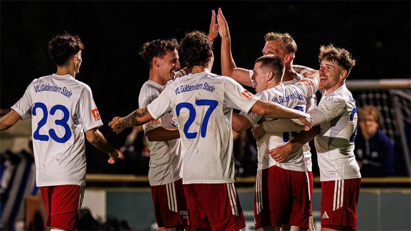 Der VfL Güldenstern Stade feiert das Weiterkommen im Bezirkspokal.