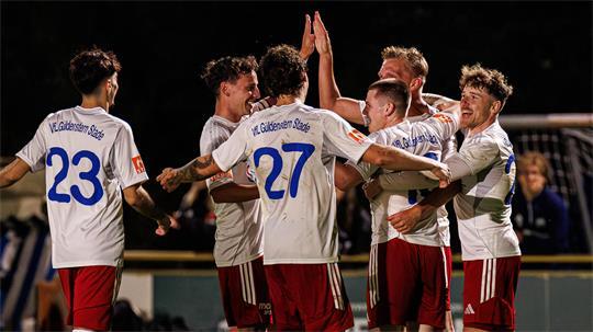 Der VfL Güldenstern Stade feiert das Weiterkommen im Bezirkspokal.