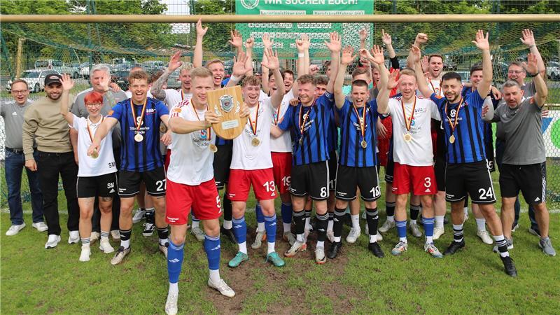 Der VfL Güldenstern Stade feiert die Meisterschaft. Allerdings hätte sich der Aufsteiger den letzten Spieltag der Bezirksliga anders vorgestellt.