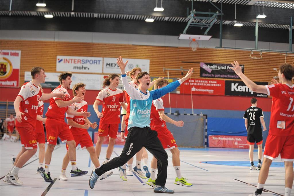 Der VfL Horneburg feiert die Meisterschaft nach dem Heimsieg gegen Bremen.