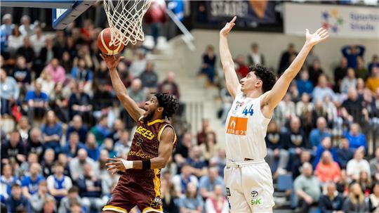 Der VfL Stade um Kerem Baysalli (rechts) konnte Bargteheides Spielmacher Toru Dean in keiner Phase stoppen.