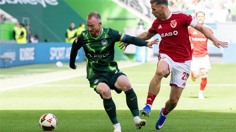 Der VfL Wolfsburg um Maximilian Arnold (l) und Energie Cottbus um Axel Borgmann (r) lieferten sich eine packende Partie.
