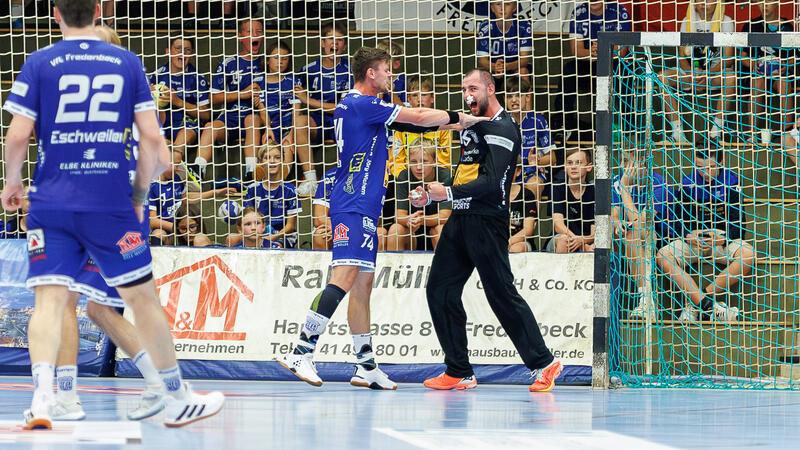 Torwart Nikolaj Petrov lässt sich für eine seiner vielen Paraden von Maximilian Mißling feiern.