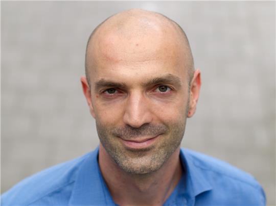 Der Virologe Jonas Schmidt-Chanasit arbeitet am Hamburger Bernhard-Nocht-Institut für Tropenmedizin. Foto: Daniel Bockwoldt/dpa/dpa