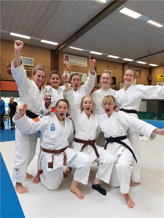Der Vizetitel macht froh: Anna Schütt, Nicole Schlej, Lea Frohloff, Pia Meyer, Antonia Volland (hinten von links) und Beke von Ahnen, Lisa Retkowsky, Finja Bollmann (vorne von links) feiern. Foto: Verein