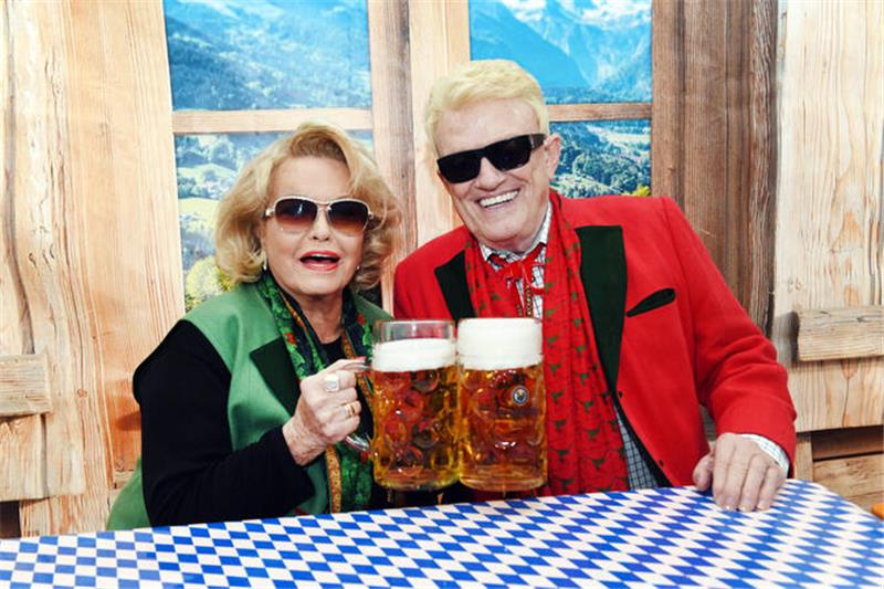 Der Volkssänger Heino und seine Frau Hannelore sitzen bei der Eröffnung des Oktoberfestes 2019 in einem Festzelt in ihrem Wohnort.