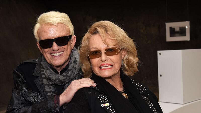 Der Volkssänger Heino und seine Frau Hannelore stehen im Ruhr Museum/Unesco-Welterbe Zollverein bei der Eröffnung einer Ausstellung (2018).